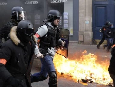 Σοκαρισμένη η Γαλλία από τον φρικιαστικό τραυματισμό του διαδηλωτή των «κίτρινων γιλέκων»